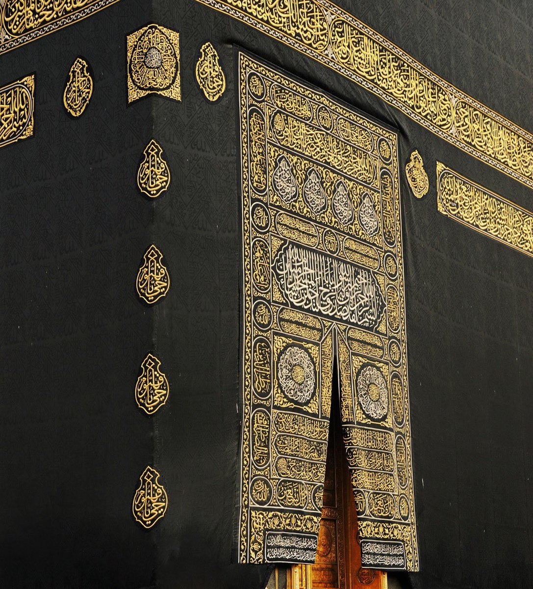 جيفري إبستين ينظر إلى الكسوة، القماش الذي يغطي الكعبة في مكة المكرمة.

أُرسلت إليه الكسوة من قبل عزيزة الأحمدي (المقيمة في الإمارات) وشخص سعودي كان على صلة به عام ٢٠١٧، وكان حينها مداناً بجريمة جنسية.

ربما استخدمها إبستين كسجاد أو داس عليها.