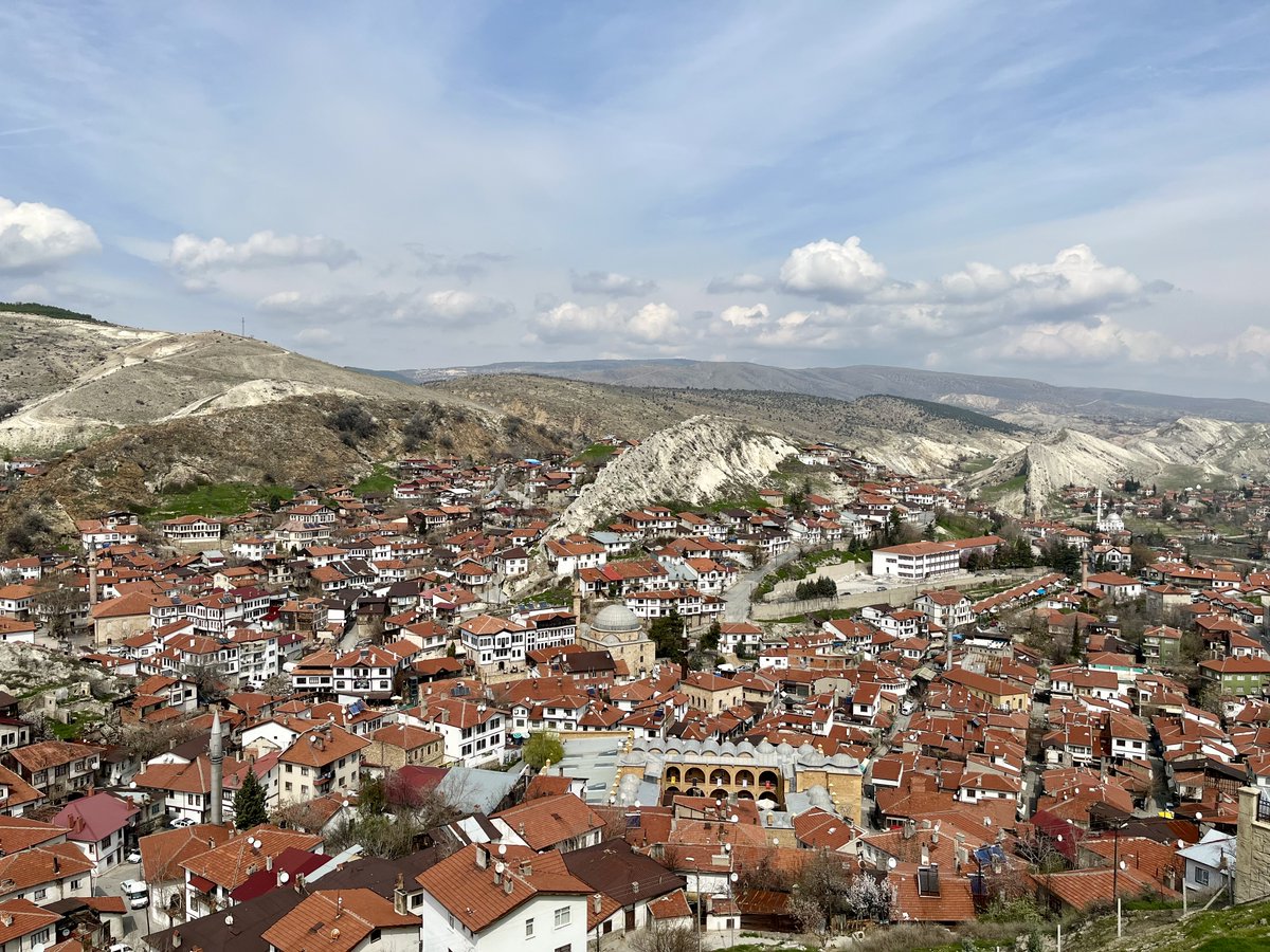 🌍【#ここはどこ？】🏘️ 
オスマン建築の町並みが美しい #トルコ🇹🇷 #ベイパザル。赤煉瓦屋根は白い壁に映えますね🏘️✨
100年を超える外交関係を有する日本とトルコは、長年にわたり友情を育んできました。中東地域での日本大使館開設はトルコが初めて（1925年）なのだそう🇯🇵☺️🤝🇹🇷