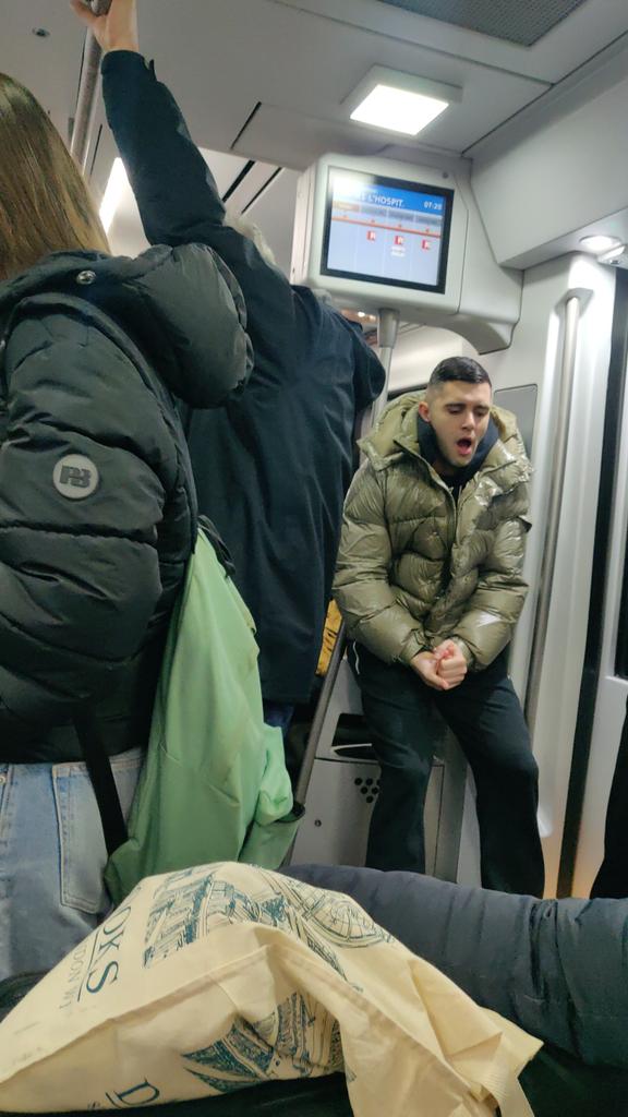 #vaga #9febrer <a href="/rodalies/">Rodalies Catalunya</a> 
#transportepublico 
En 45 minuts ni un tren, no compleixen ni amb el 63% dels mínims, una vergonya!,  Informació nefasta i les App no serveixen!.👎