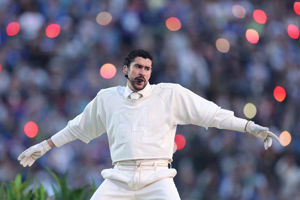 NoiseNationn's tweet image. 🚨 Le show de Bad Bunny devient officiellement le plus regardé de l’histoire du Super Bowl !

➡️ Avec plus de 135,5 millions de vues, il dépasse donc Michael Jackson et Kendrick Lamar. 🤯

Mérité pour ce show exceptionnel ! 🤩