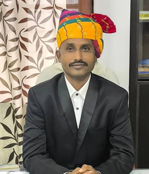 गडरारोड एसडीएम सुरेश कुमार इन दिनों रील्स के जरिए सुर्खियों में हैं। कोई इसे ट्रेंड कह रहा है, तो कोई नया प्रशासनिक अंदाज़। लेकिन बदलते दौर में सोशल मीडिया से जुड़ाव, आमजन से संवाद का मजबूत जरिया बन चुका है।डिजिटल दौर में अफसर भी अब सीधे जनता से कनेक्ट हो रहे हैं। <a href="/sdmsureshkm_/">SDM Suresh K.Meghwal (RAS)</a>