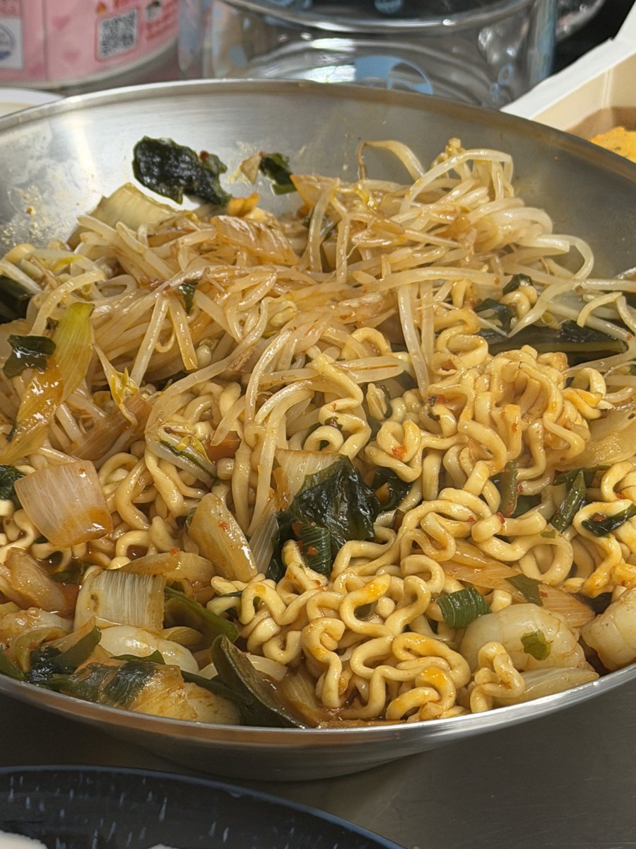 ahncutemin's tweet photo. 크래비티 진짜 즐길 줄 아네.. https://t.co/OUq1lM2leC