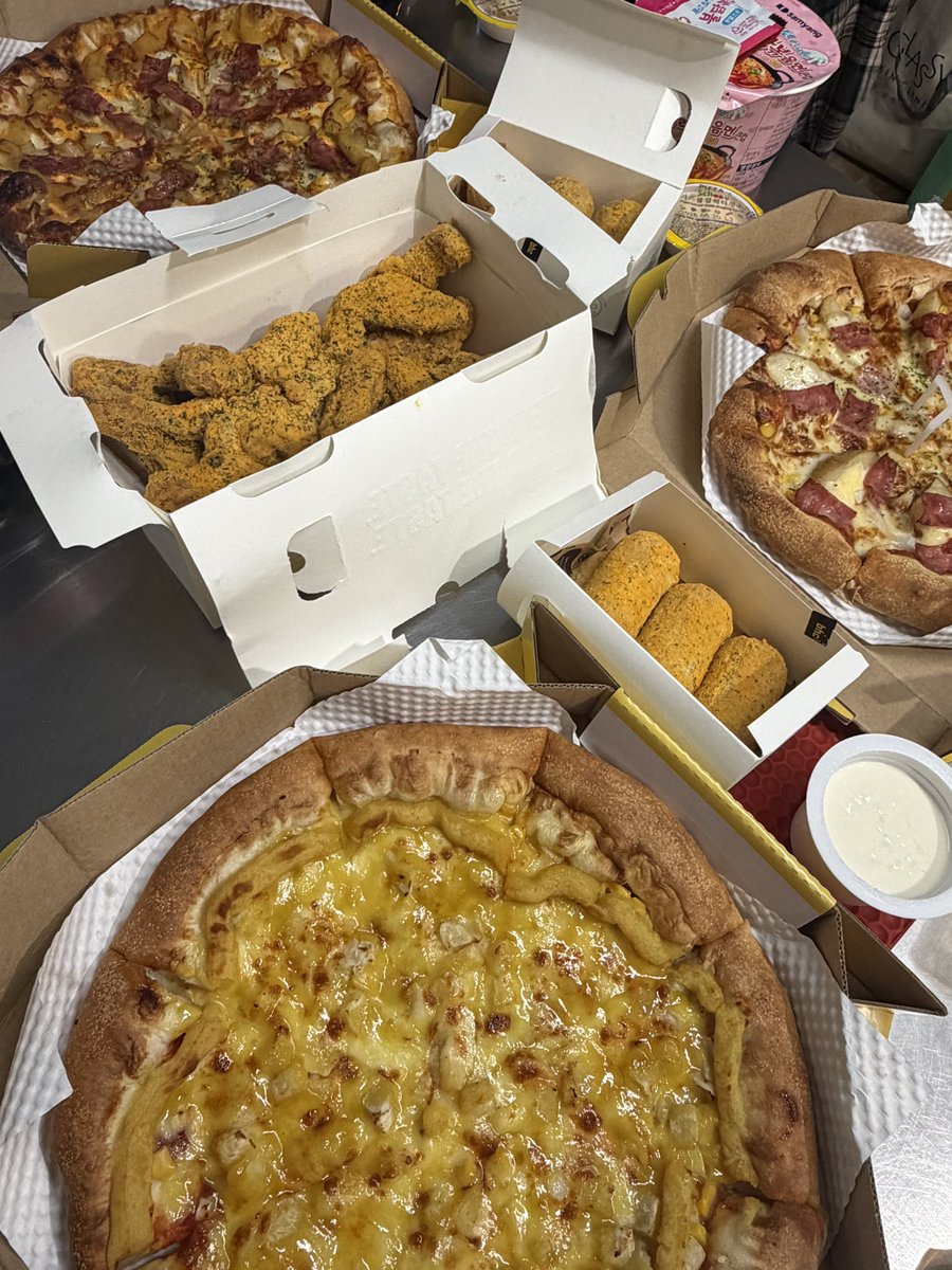 ahncutemin's tweet photo. 크래비티 진짜 즐길 줄 아네.. https://t.co/OUq1lM2leC