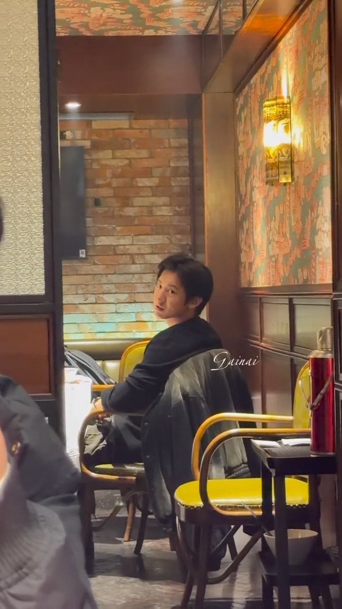 คนที่หล่อขนาดนี้ แอบชอบเพื่อนสนิทตัวเองค่ะ แถมชมว่าเค้าน่ารักมาเกินสิบปีละ ใครจะจีบตานี่ก็เหนื่อยหน่อยนะ ฮีรักของฮีอะ ค่อนข้างมั่นคงกับคนในใจ