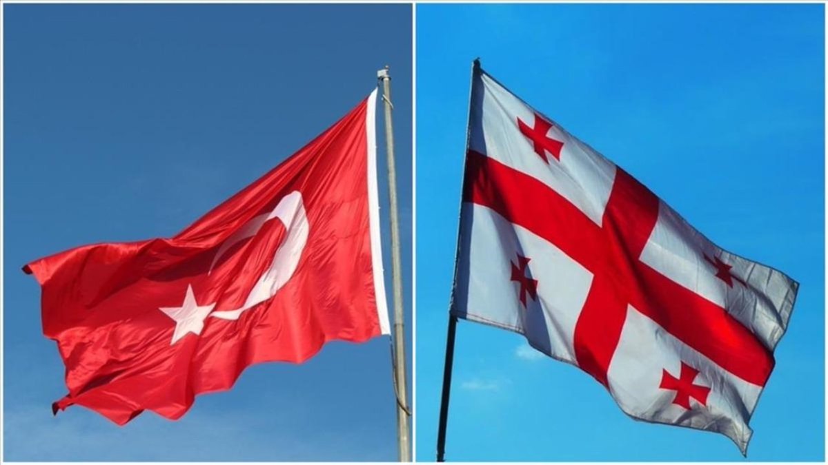 Konya’dan Gürcistan’a seyahat eden bir Türk vatandaşı Ahmet D. eşine ait 5 adet reçeteli ilacın çantada unutulduğu gerekçesiyle tam 10 gündür Gürcistan’da mahsur kalmış durumda. Yaşanan süreç, gümrükteki olağan dışı detaylı aramalar, uzun süreli bekletmeler ve net bir açıklama