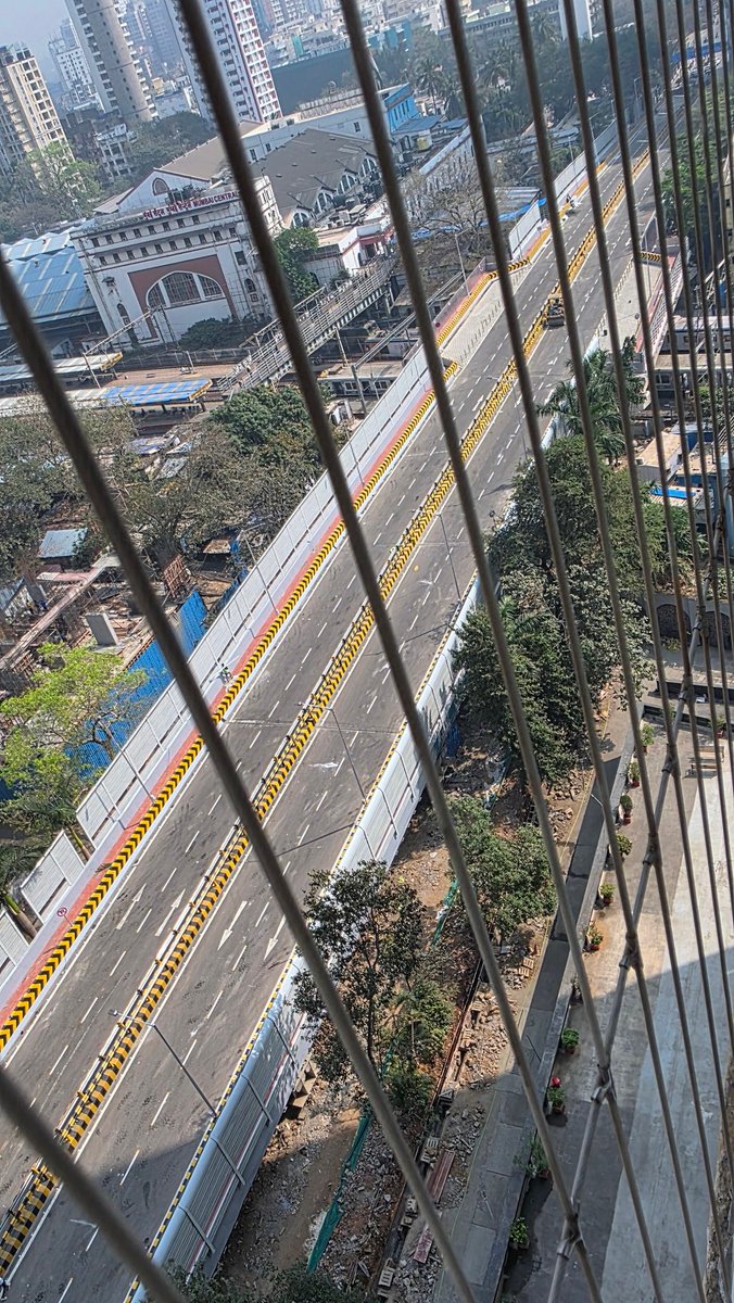 bohrabhavesh's tweet photo. Bellasis Rd bridge: Built in record time, fully ready 25+ days, empty lanes mocking Mumbai's traffic. But no, can't open it. Need a politician's photo-op! Who cares abt wasted hours, pollution, or ppl? BMC priorities: elections > people. Open it NOW! #OpenBellasisBridge https://t.co/GeXHNNmG9W