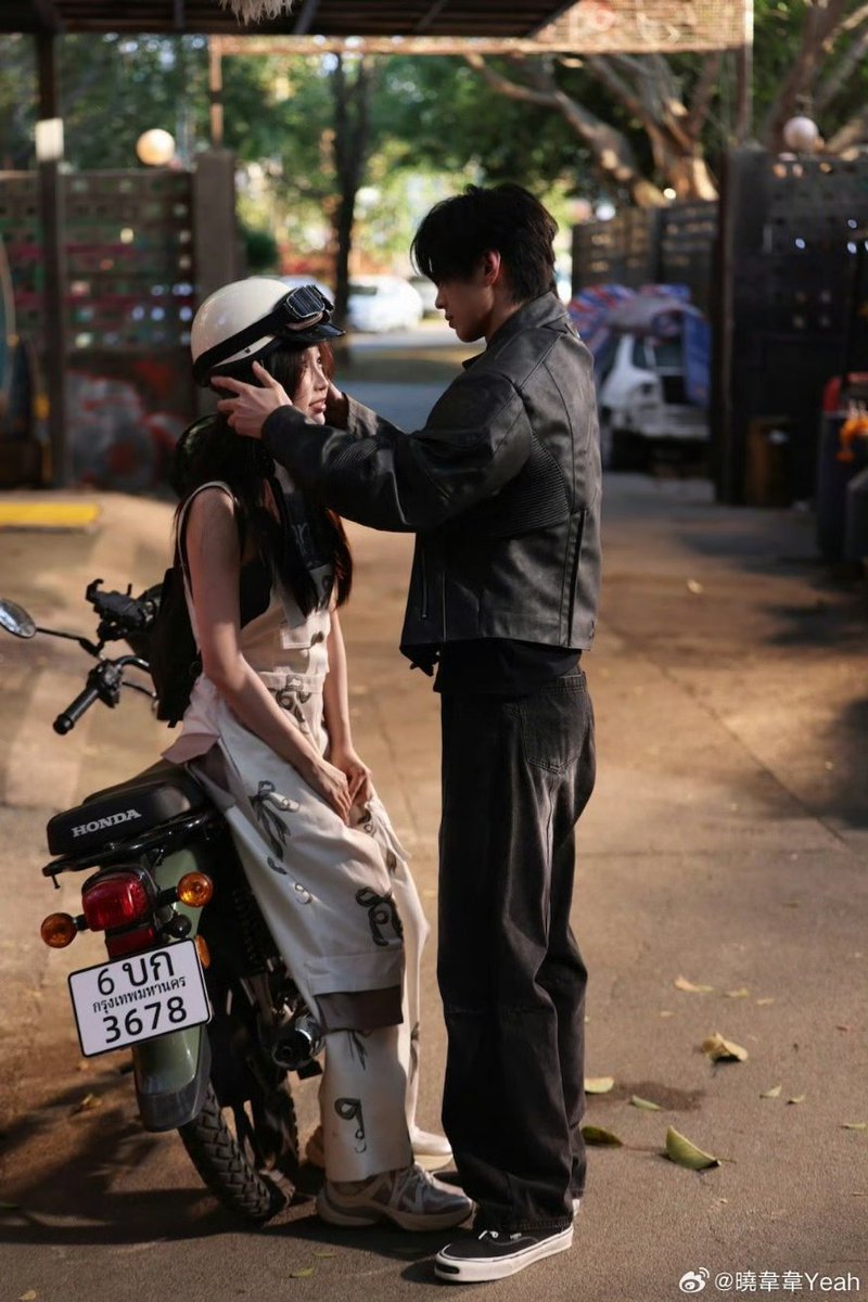 ดวงจันทร์ห่อหุ้มพระอาทิตย์🌞🌞🌙🌙🌙เจาเจามู่มู่
ช่อดอกไม้ของตี๋ทำพิเศษเพื่อส่งให้กำลังใจซินซิน แอบหวานน่ามีความหมายลึกซึ้งมากและเป็นเพื่อนนสด.ที่ยังส่งกำลังใจและยืนข้างเธอแม้จะเป็นช่วงเวลาที่ยากลำบากของเธอก็ตามแต่ตี๋ก็ยังอยู่😍ให้มองโลกในแง่ดีและมีความสุข คำอวยพรของเค้า
#เหออวี่