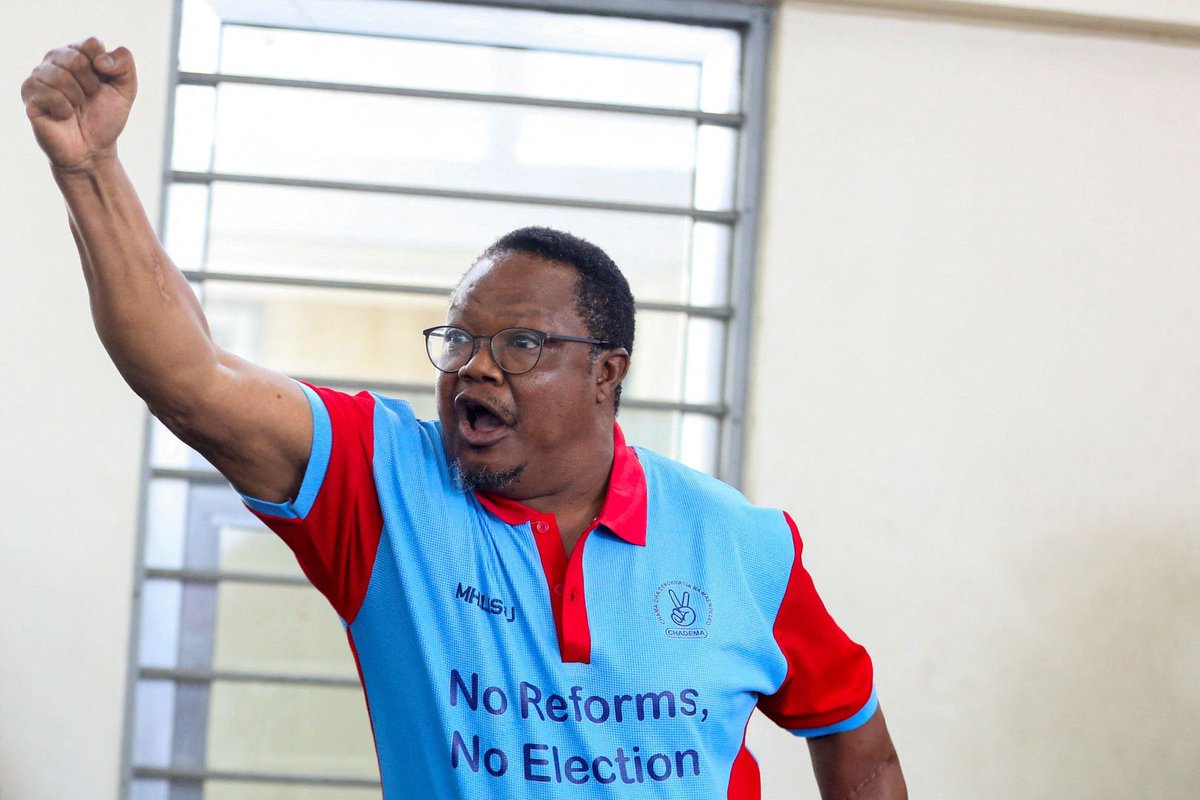 ThatBoyKhalifax's tweet photo. solidarity w/ tundu lissu — the man w/ the balls, intellect and integrity than the whole of his diminutive persecutors — as his sham and wasteful trial resumes today. truth will triumph over lies, justice will prevail, and lissu will be free. we’ll be here to celebrate him 💚 https://t.co/JqMr9OwS4l