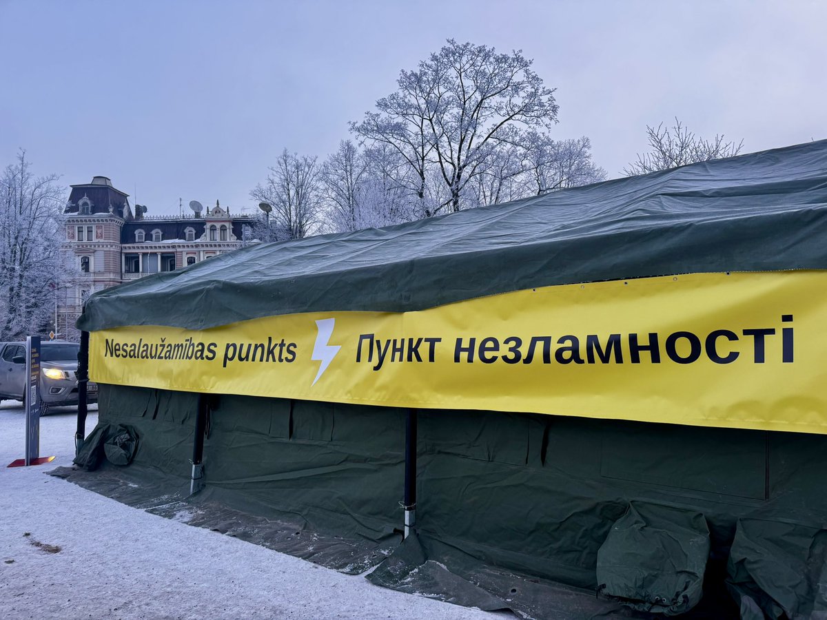 Pie Kongresu nama atklāts Ukrainas Nesalaužamības punkts, kur visas dienas garumā silti dzērieni un ēdieni, lai atbalstītu Ukrainu @ziedot_lv . 

Paldies @zemessardze_LV ! #StandWithUkraine 🇺🇦🇱🇻 https://t.co/DcBnuboDtU