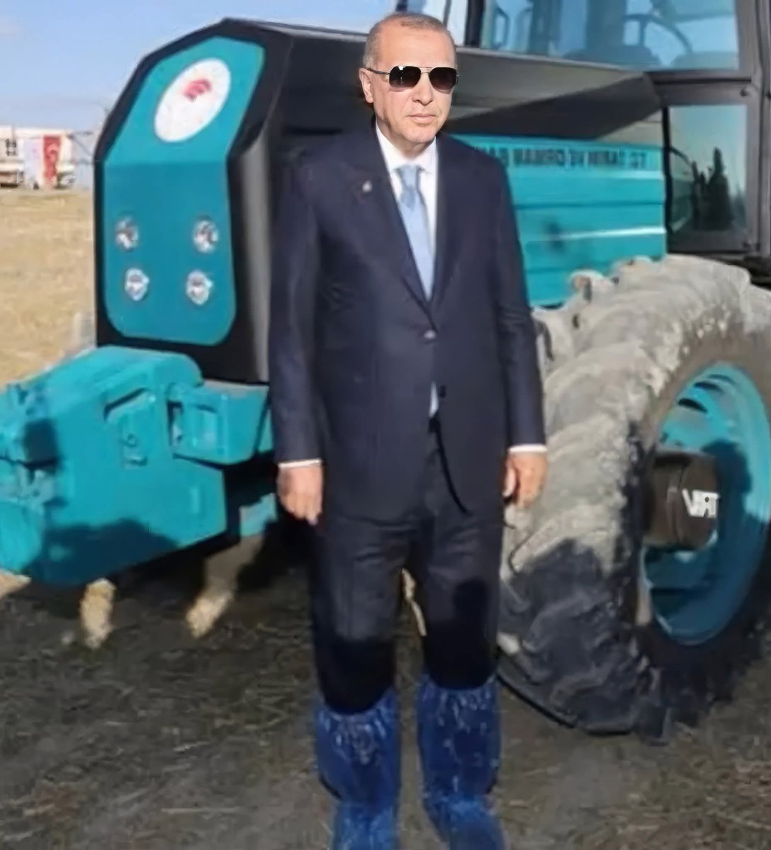 9 yıl önce,  Galoş giydin, her şeyi hazır, seri üretime geciyoruz dedin, 7 liralık şarjla 8 saat tarla sürecek, Milli Traktör dediydin. Traktörün üzerine çıktın, Tarla sürdüydün, bugün çiftçi mazotu 60 liradan alıp tarla sürüp ürün kaldırmaya çalışıyor, Bu traktör nerede ?