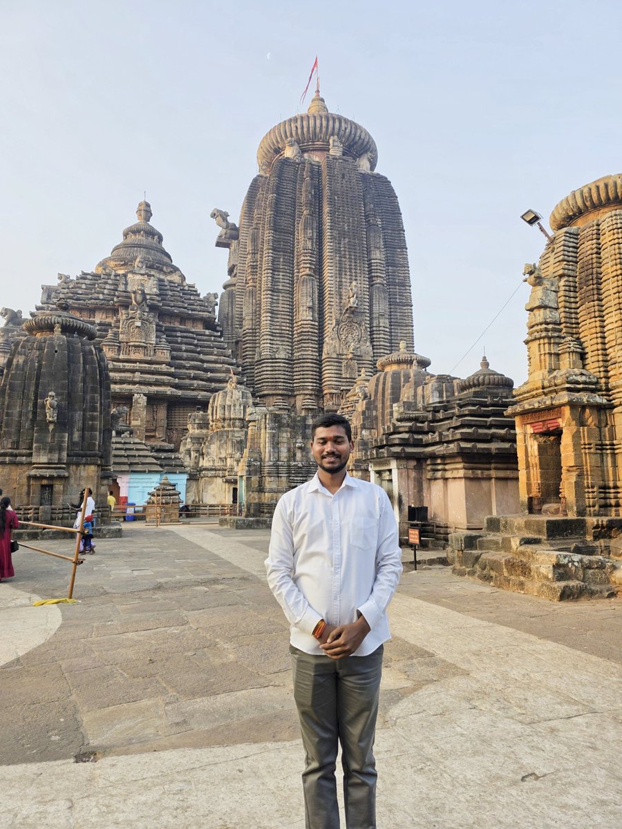 ମହାପ୍ରଭୁ ଶ୍ରୀ ଲିଙ୍ଗରାଜ ଓ ମୁକ୍ତେଶ୍ଵରଙ୍କ ଦିବ୍ୟ ଦର୍ଶନ, ଭକ୍ତିରେ ଭରିଥିବା ଏକ ଅମୂଲ୍ୟ ମୁହୂର୍ତ୍ତ। 🙏
#Bhubaneswar #LingarajTemple