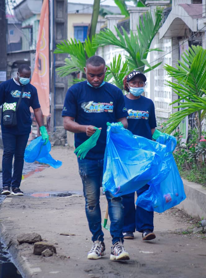 Difeduc's tweet photo. ✨ DIFEDUC s'engage pour l'environnement ! Notre membre a participé à la Cameroon Beach Clean UP Day 🎯🌎

#CameroonBeachCleanUpDay  #ProtectionEnvironnement #EconomieCirculaire #ActionsConcrètes #CivilSociety #DéveloppementDurable #NosOcéansMéritent #JeunesseEngagée #Cameroun https://t.co/quzgJHvZxg