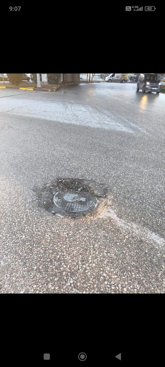 Yoğun yağmur sonrası yollar allak bulak oldu. 

Özellikle büyük çukurlar araç sahiplerini zor durumda bırakıyor. 

Mesele bu GATEM kavşağında. 

Fotoğrafta görünenden daha derin ve büyük çukur.