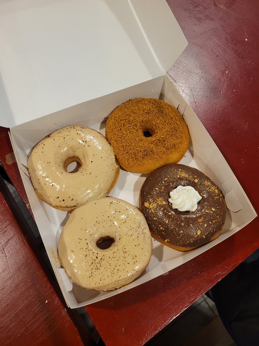 meisyapuspita's tweet photo. 📍gulapadi
lunchy with my bb @FNIsland (and chit-chat about life) 🥰✨ the donuts are really yummy 😭🍩💯 https://t.co/uC7oQNcfH0