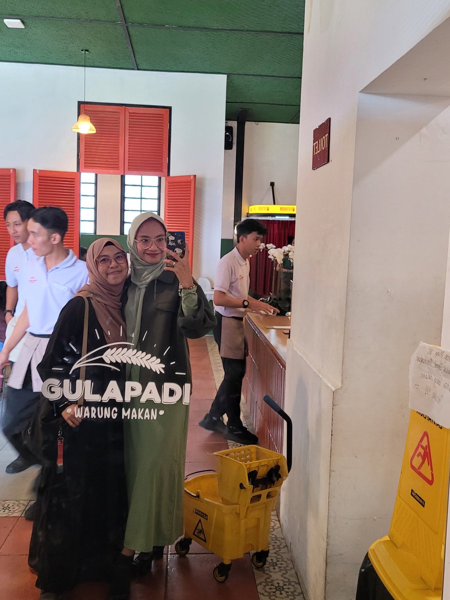 meisyapuspita's tweet photo. 📍gulapadi
lunchy with my bb @FNIsland (and chit-chat about life) 🥰✨ the donuts are really yummy 😭🍩💯 https://t.co/uC7oQNcfH0