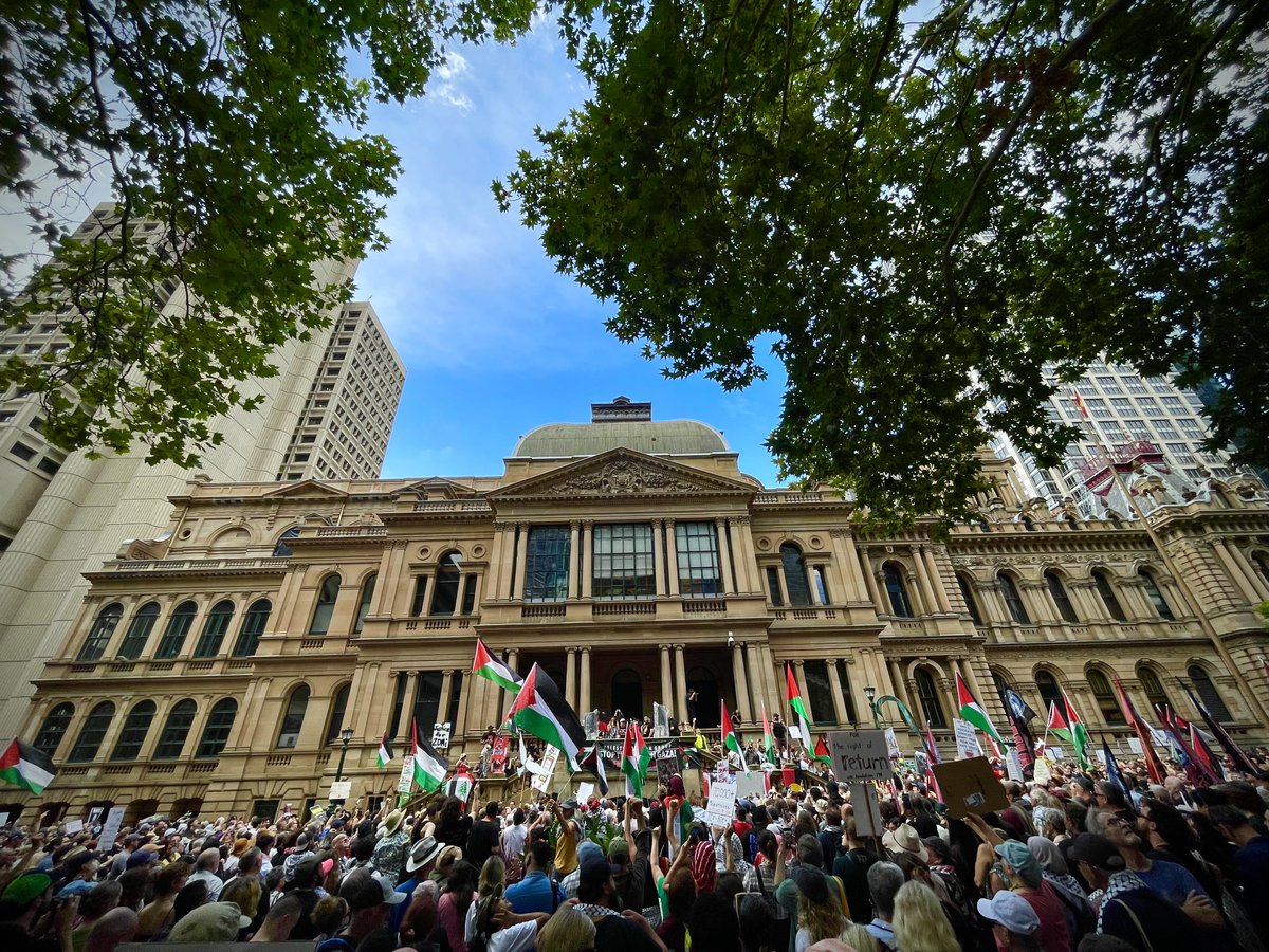 PeterCronau's tweet photo. Humans of Sydney gather in their tens of thousands for a talk and a walk. 

As citizens in a free democracy, using their free speech. 

To oppose the visit to Sydney of Herzog — a representative of the murderous Israeli government — invited to Australia by a Labor government. https://t.co/tPVMwlmlsU