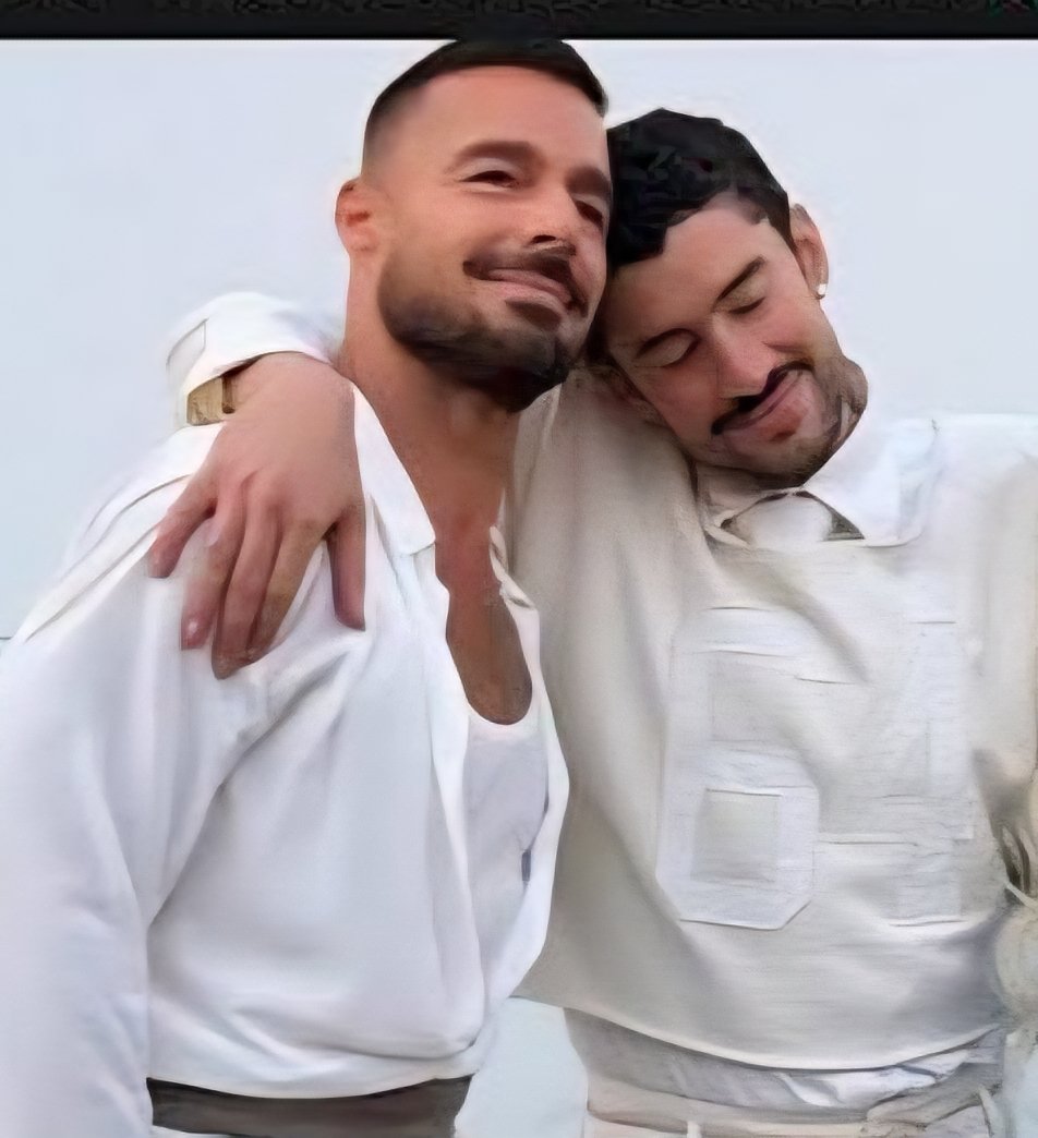 HerlingRosell's tweet photo. Ayer en el Super Bowl, el 'imperio' que tanto critican les prestó el micrófono más grande del mundo. Bad Bunny y Ricky Martin, desde esa plataforma privilegiada, promovieron independencia y agendas socialistas para Puerto Rico.
Incongruencia e hipocresía evidente: nacieron y crecieron como niños privilegiados bajo el sistema estadounidense que les dio todo ciudadanía, oportunidades, éxito global, y ahora predican igualdad y separación.
Los mismos de siempre, los que comen capitalismo y escupen socialismo. 
Quiero mucho a Puerto Rico y a los puertorriqueños, tengo amifos y familia puertotiquen̈a, como para apoyar un discurso que ignora esa realidad. No representan mi voz ni mi visión de un futuro próspero y unido.
Si tanto desprecian a EEUU que entreguen sus ciudadanía y pasaportes. Y que se muden de EEUU a Puerto Rico ¿No?

#SuperBowl2026 #PuertoRico #BadBunny #RickyMartin #NoAlSocialismo