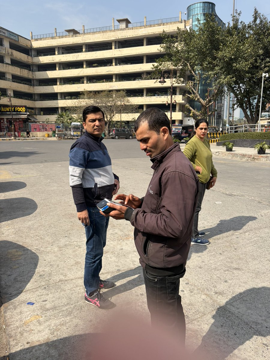 rasnepuja's tweet photo. Sector 18 wave one parking assistant misbehaving and doing Gundgardi. @noidapolice harassment for parking. https://t.co/tkwrxx3NVP