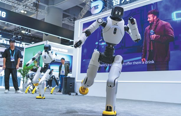 dingding_10000's tweet photo. Chinese humanoid robots are busting out showstopping flips, tricks and twists, wowing crowds from atop the nation's biggest stages. https://t.co/DMXqxyULXj