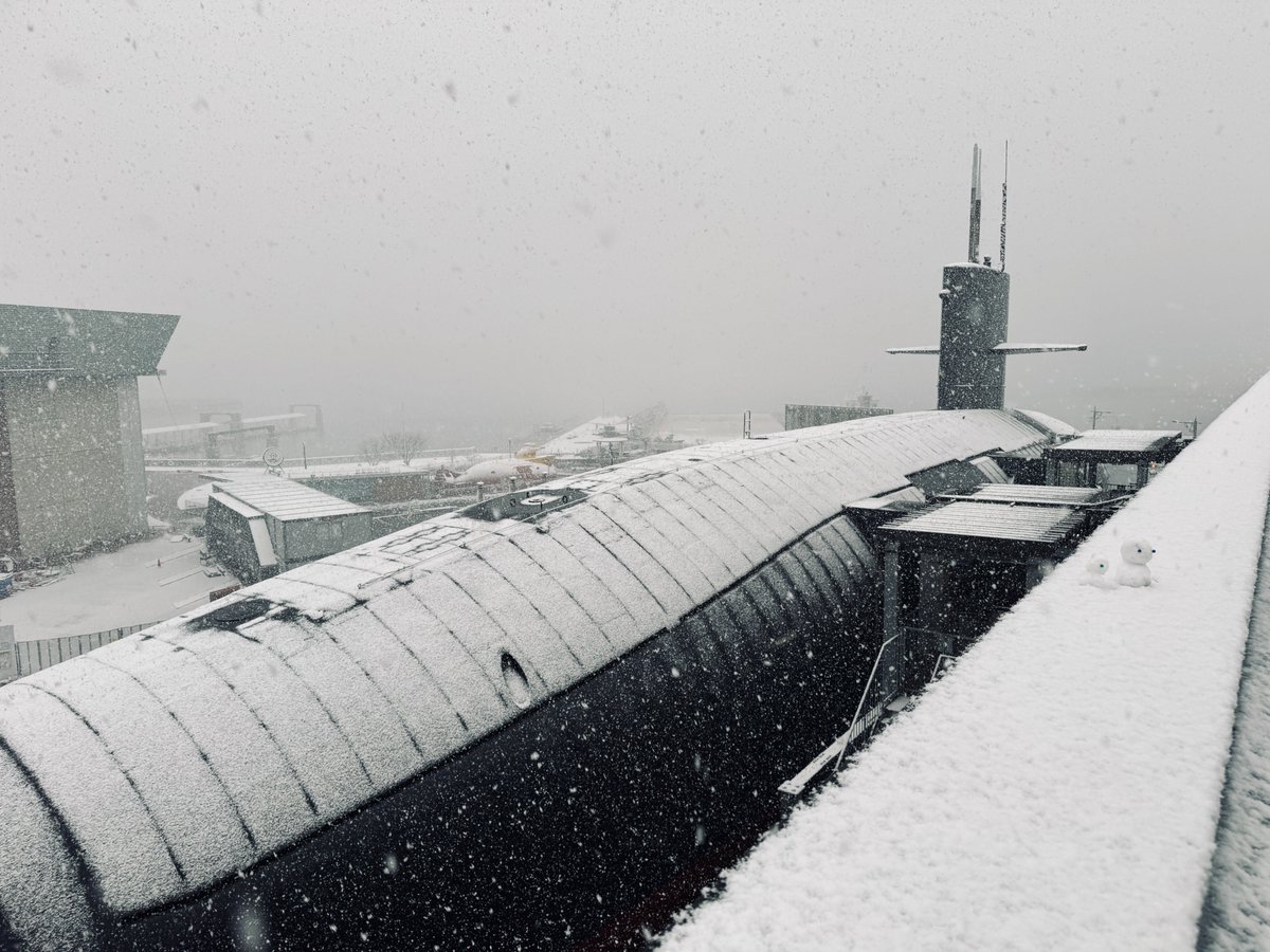 jmsdf_kure_mus's tweet photo. 雪の中の「あきしお」をお届けします❄️

2月8日、呉にも雪が降りました。
その際に撮影した1枚です。
横なぐりに降る雪が白い泡のように見え、「あきしお」が静かに海の中を進んでいるかのようでした。

朝晩はまだ冷え込む日もあります。
ご来館の際は防寒対策をしてお越し下さい。 https://t.co/3xVnzOMiwa