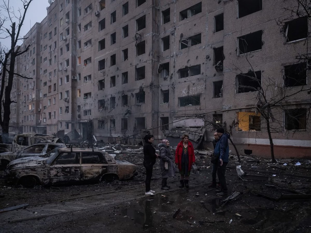 den_kazansky's tweet photo. The Russian army dropped an aerial bomb on residential areas of Kramatorsk.

Putin declared that this territory should be returned to Russia, but at the same time, he himself brutally kills its residents every day. https://t.co/5vWI4bFjQW