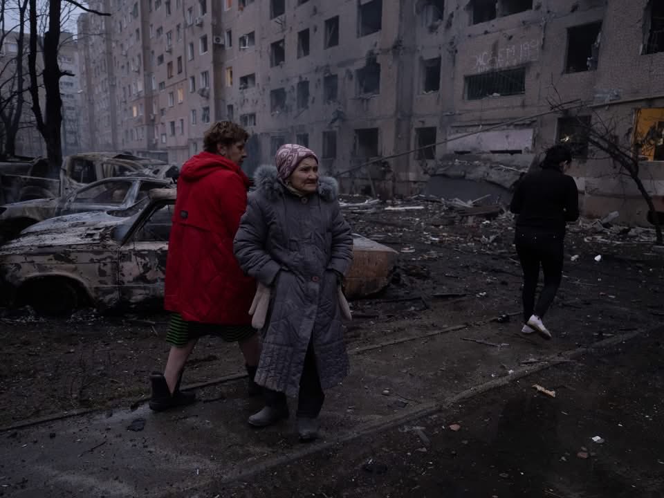 den_kazansky's tweet photo. The Russian army dropped an aerial bomb on residential areas of Kramatorsk.

Putin declared that this territory should be returned to Russia, but at the same time, he himself brutally kills its residents every day. https://t.co/5vWI4bFjQW