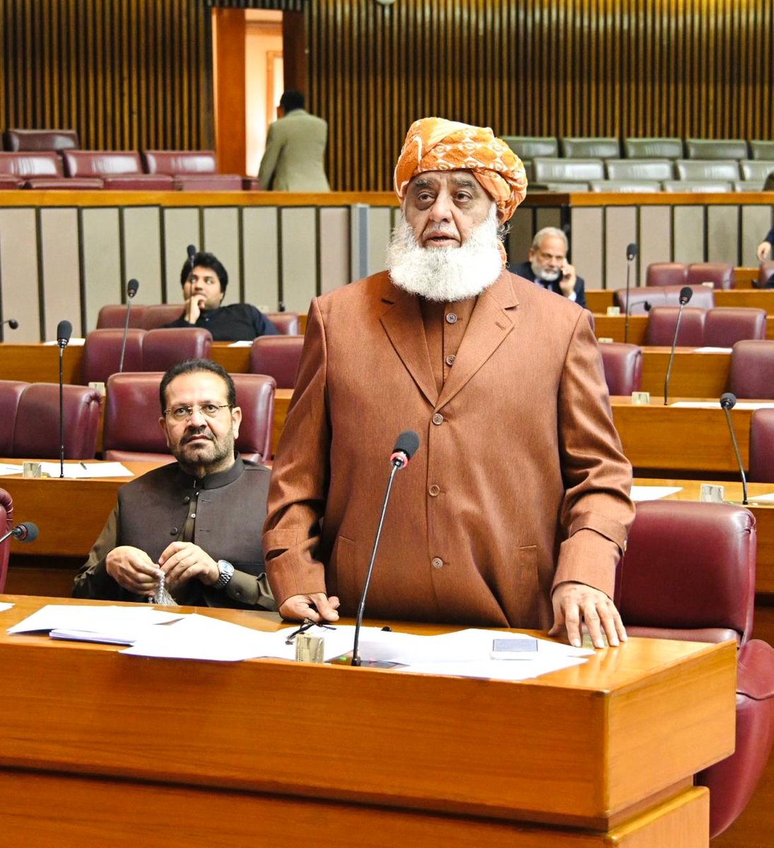 تحریکِ تحفظِ آئین کی قیادت نے گزشتہ روز یومِ سیاہ کے حوالے سے جے یو آئی سے اپنا احتجاج منسوخ کرنے کا مطالبہ کرکے بظاہر اپنی اسٹریٹ پاور اور احتجاجی صلاحیت کی دھاک بٹھانے کی کوشش کی۔ مگر ابھی کچھ دیر قبل فیس بک پرایک پوسٹ نظر سے گزری کہ کل نہ تو سہیل آفریدی اپنے گھر سے نکلے، نہ ہی