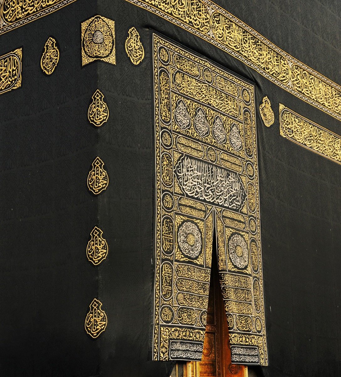 MrMoiz00's tweet photo. This image of the Kaaba’s cover circulating on X is disturbing.
Claims are being made, but authenticity is unclear.

If this is fake, stop spreading it.
If it’s real, it’s deeply offensive.
Our Kaaba deserves respect.
#Esptein #EpsteinFiles https://t.co/thORiHyjI1