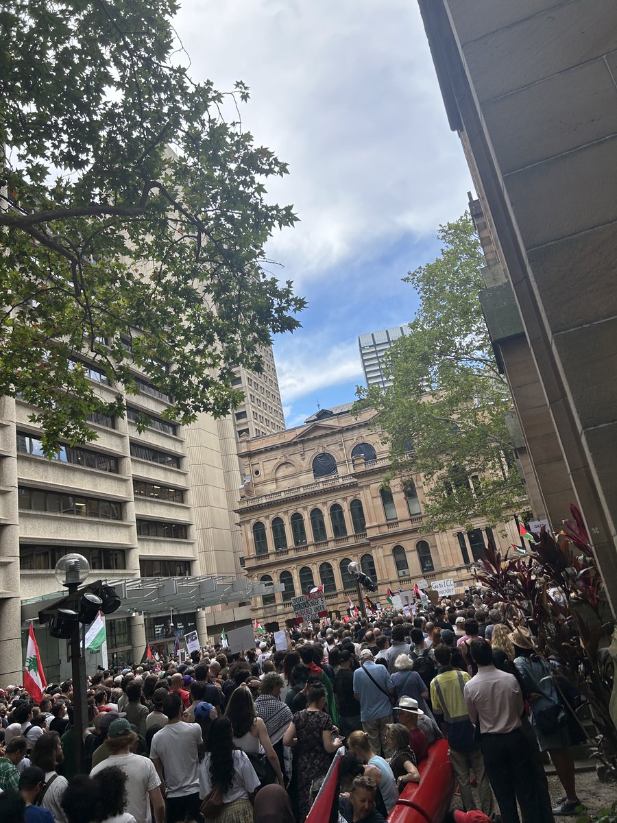 Sydney Town Hall packed. And still they come.
And the roar of the crowd!!