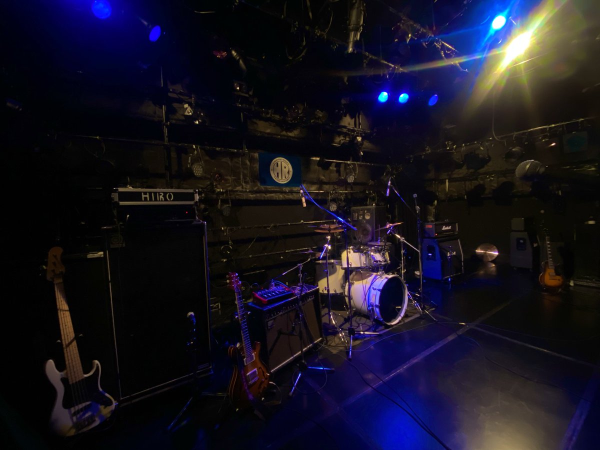 LIVEを観に行った時のこの始まる前の楽器だけ置いてあるステージ、めちゃくちゃ好きなんだよね。ワクワクする。