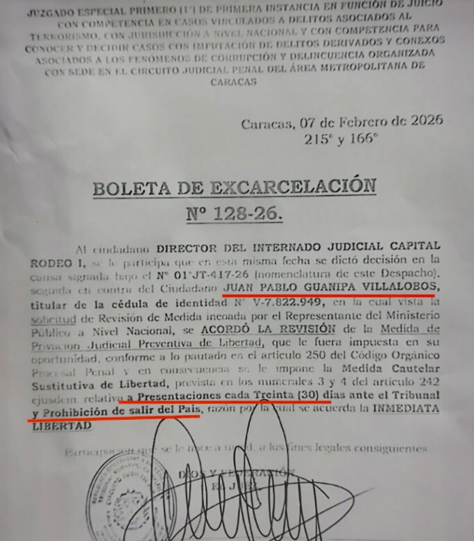 Alguien puede preguntarle al bufón de la fiscalía Tarek Saab qué medida violó <a href="/JuanPGuanipa/">Juan Pablo Guanipa</a> ??
Solo tiene, por decisión del juez, presentación cada 30 días y prohibición de salida del país.
Ahí está subrayado lo que ordenó el tribunal para excarcelarlo. Juzguen ustedes.
