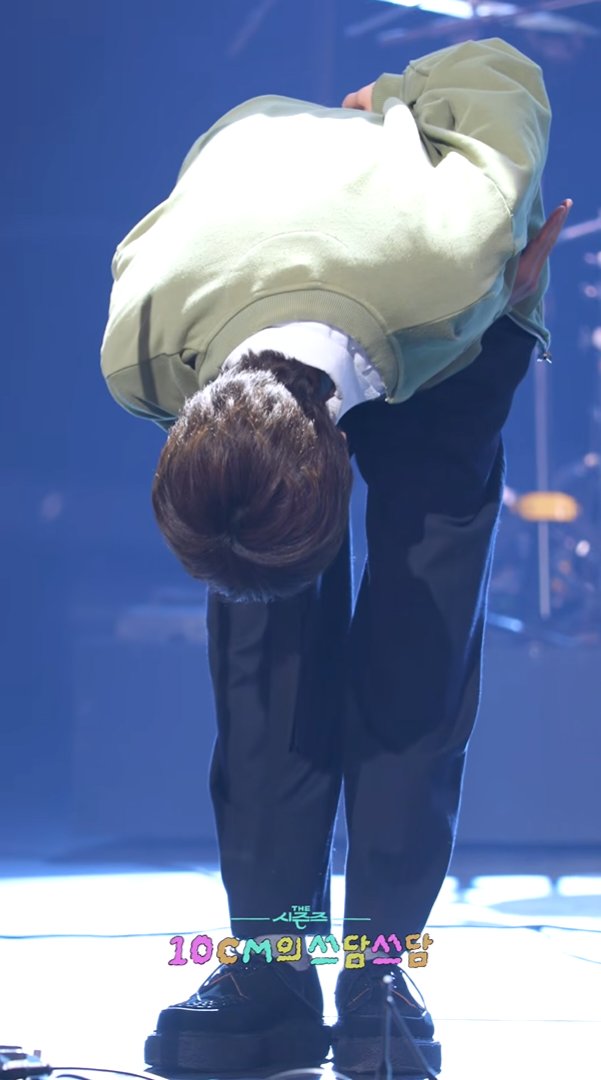 쓰담의 두쫀스뉴 머리를 얼마나 이쁘게 고정해 주셨는지 저리 깊게 폴더인사를 -그것도 오래- 했는데도 머리카락 한가닥도 내려오지 않는거 너무 귀엽습니다.
왕자님 인사 손가락 주장가득 유지하고 있는것도 심히 귀여움.