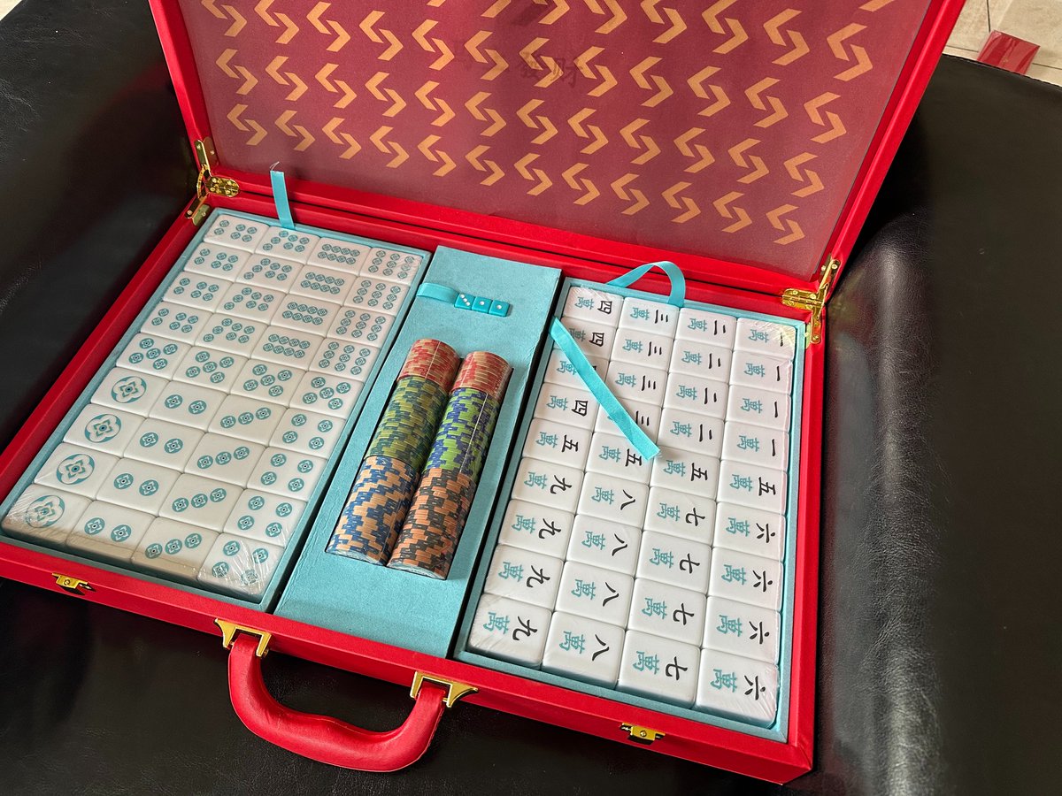 收到Bitget送的麻将周边啦。摸起来手感贼好。

感谢Bitget <a href="/Bitgetyaya/">雅雅｜Bitget</a>    <a href="/xiejiayinBitget/">谢家印</a>   送来的新春礼盒

最近没啥行情，天天打麻将斗地主炸金花，来的刚刚好。

祝大家2026 发发发发  ！也祝Bitget越来越好。

#Bitget新年麻将礼盒 #马年大吉 #马上发财