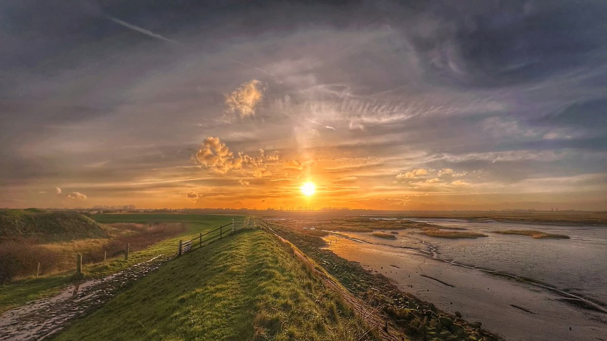 FriendsSouthend's tweet photo. Around our Sunset this beautiful afternoon at Barling Hall Creek 16-39 Hrs 😀

📷: Mick Tanner 

Photos originally published on Friends of Southend group, 28/01/26 https://t.co/hDec7JKzwp