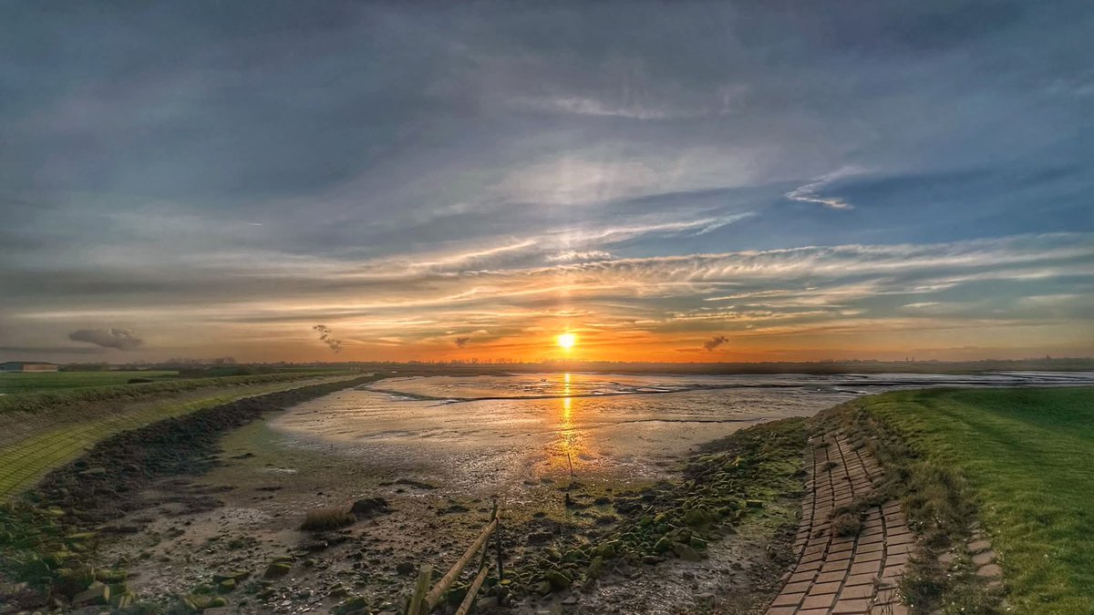 FriendsSouthend's tweet photo. Around our Sunset this beautiful afternoon at Barling Hall Creek 16-39 Hrs 😀

📷: Mick Tanner 

Photos originally published on Friends of Southend group, 28/01/26 https://t.co/hDec7JKzwp