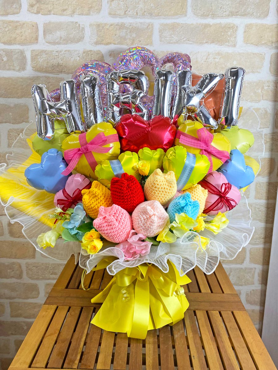 flart10's tweet photo. STU48　濵田響さんの生誕祭にお届けさせて頂きました。
お誕生日おめでとうございます🎉

ペンライトカラーを基調に、カラフルに可愛く💛💛
あみぐるみのチューリップとバルーンの花束も、実行委員の皆様のこだわりがギュッと詰まってます🌷

素敵なご注文ありがとうございました！

#濵田響 
#STU48 https://t.co/qBU7WXjJQ2