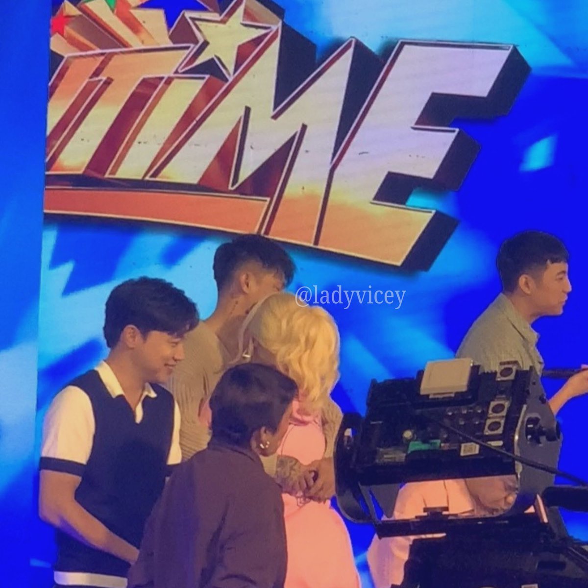 ladyvicey's tweet image. Grabe yung kabog ng dibdib ko kanina, sobrang clingy ng mag-asawa 🥹🧡

#ViceGanda | #ViceIon | #IonPerez