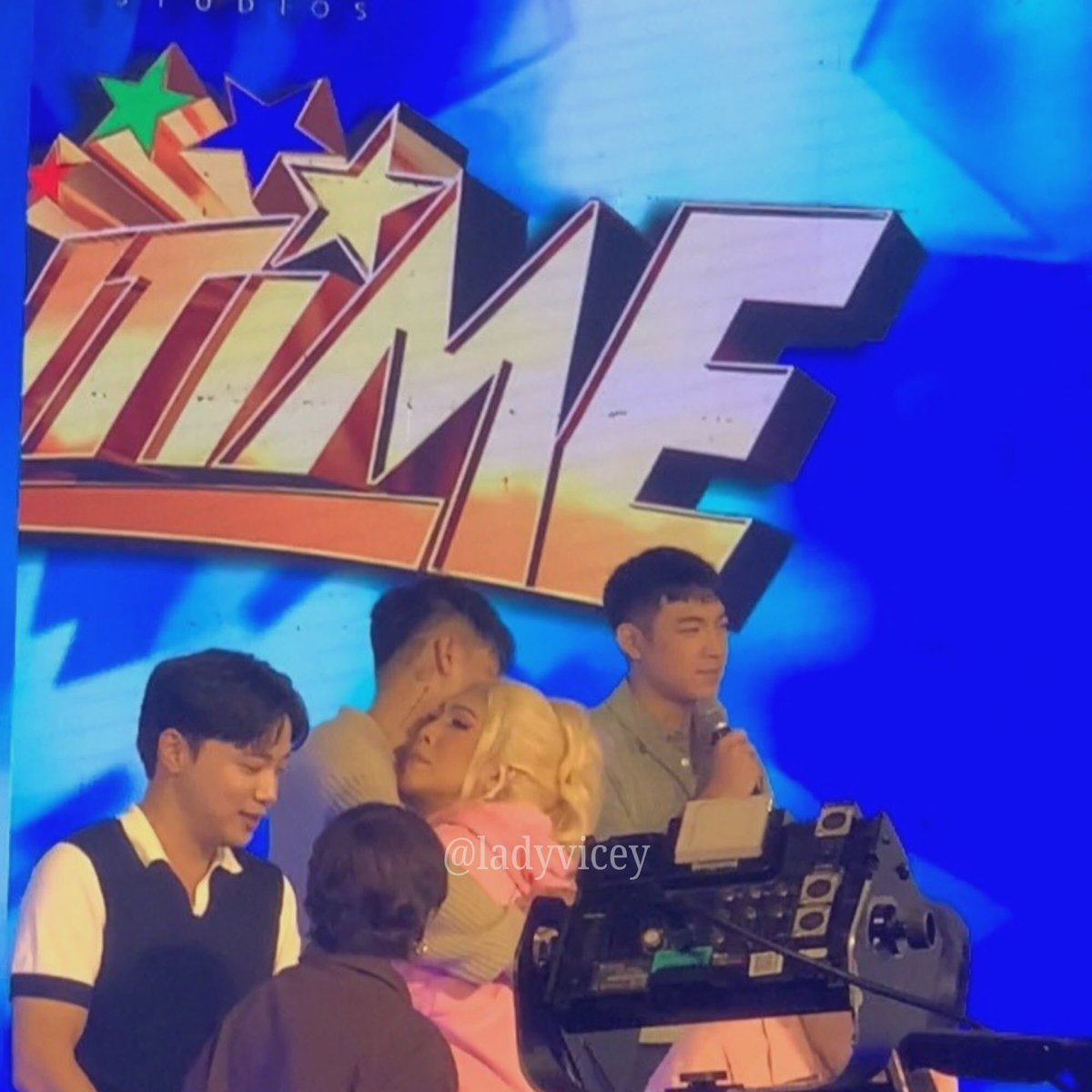 ladyvicey's tweet image. Grabe yung kabog ng dibdib ko kanina, sobrang clingy ng mag-asawa 🥹🧡

#ViceGanda | #ViceIon | #IonPerez