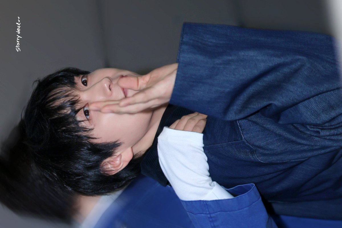 Starryboy_Deul's tweet image. 260203 #산들 서울패션위크🖤

블루카펫 내려가면서도 
바나들한테 계속 인사해주는 우리의 다정뽀이 산들오빠💙🩵💙

💖@SANDEUL920320 
#삼돌 #sandeul #サンドゥル #사랑해_엄청많이