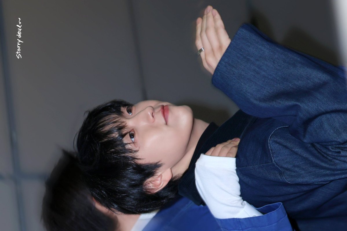 Starryboy_Deul's tweet image. 260203 #산들 서울패션위크🖤

블루카펫 내려가면서도 
바나들한테 계속 인사해주는 우리의 다정뽀이 산들오빠💙🩵💙

💖@SANDEUL920320 
#삼돌 #sandeul #サンドゥル #사랑해_엄청많이