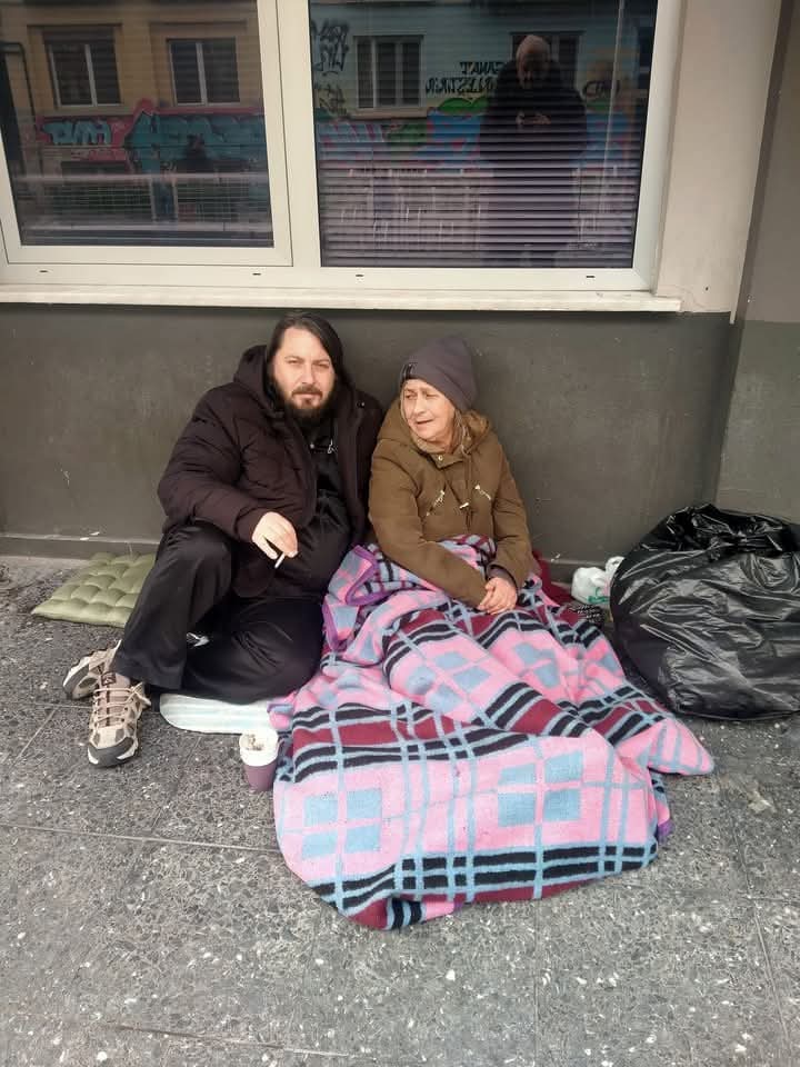 Burası Kadıköy 
Caferağa mahallesi,
Caferağa Spor Salonu önü.
Ana oğul burada on gündür açıkta, soğukta konaklıyormuş.
Gencin adı;
Akif Bilgin , türk sanat müziği solisti, işsiz.
Allah rızası için 
Bunlara yardım  edecek bir hayırsever,bir yardım kurumu yok mu ?