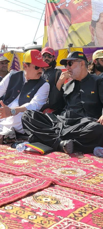 یہ  8 فروری 2024 #انتخابات سے دو دن قبل کا عوامی جلسہ ہے -  #خاران کی تاریخ میں کبھی اس تعداد میں مرد و خواتین نے کسی بھی جلسہ میں شرکت نہیں -   عوام کا فیصلہ واضع تھا اور پھر 8  فروری کو دھونس، دھمکی، دھاندلی کیذریعہ اس جم غفیر کے حق رائے دہی پر ڈاکہ ڈالا گیا - 

آج #خاران