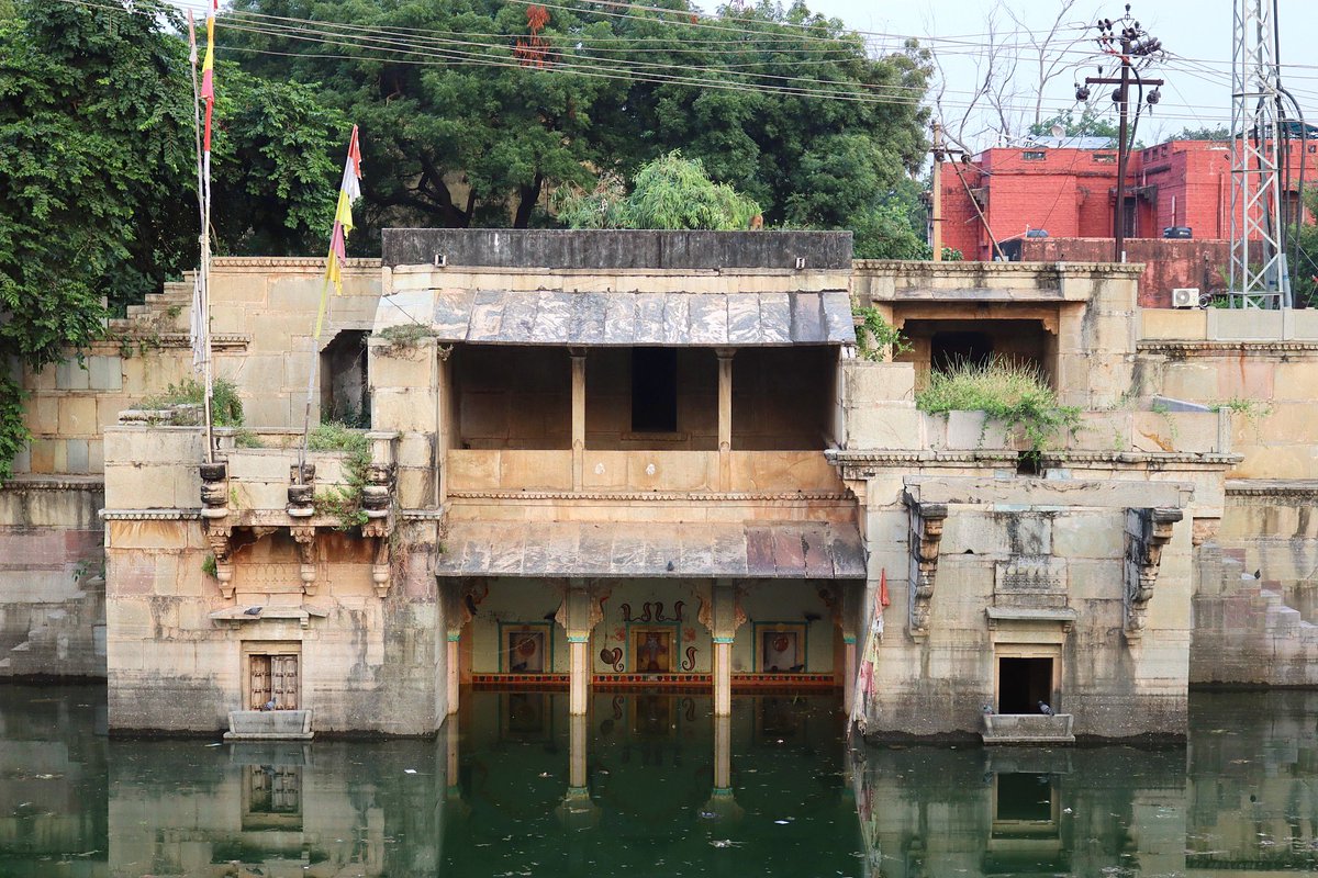 HelenIbbott's tweet photo. ..
🇮🇳🎨 More stepwells of Bundi city in Rajasthan state; this time “Dabhai Kund.” 

Again, due to the recent generous monsoon, its inverted and stepped architecture was hidden beneath the water, but it was possible to view some impressive artwork.

📸 My own.
🙏🏼 #IncredibleIndia https://t.co/B7h7enX4NO