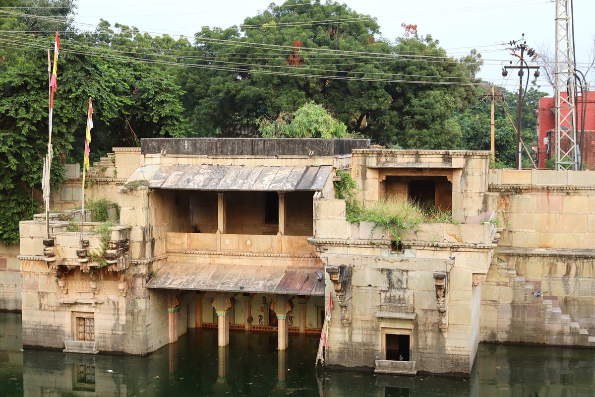 HelenIbbott's tweet photo. ..
🇮🇳🎨 More stepwells of Bundi city in Rajasthan state; this time “Dabhai Kund.” 

Again, due to the recent generous monsoon, its inverted and stepped architecture was hidden beneath the water, but it was possible to view some impressive artwork.

📸 My own.
🙏🏼 #IncredibleIndia https://t.co/B7h7enX4NO