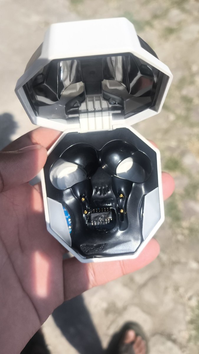 How tf did this melt from the inside? I might just be cursed cus this is like my 5th earphone this year.