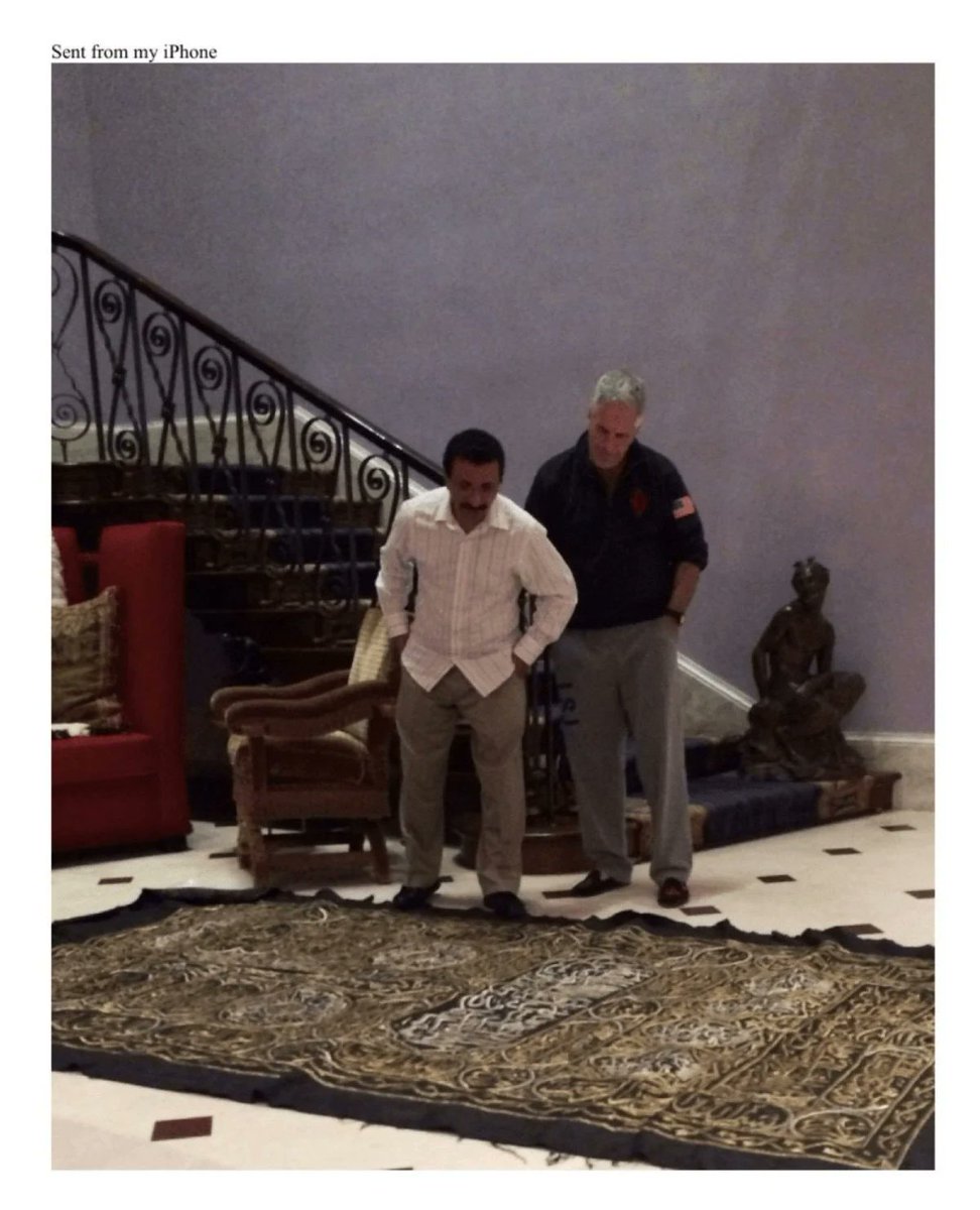 OkanAytaas's tweet photo. Jeffrey Epstein'in Körfez ülkelerindeki 'dostları' tarafından kendisine gönderilen ve halı olarak kullandığı Kabe örtüsünü incelerken çekilmiş fotoğrafı ortaya çıktı.

#Epstein https://t.co/yjqPk72obQ