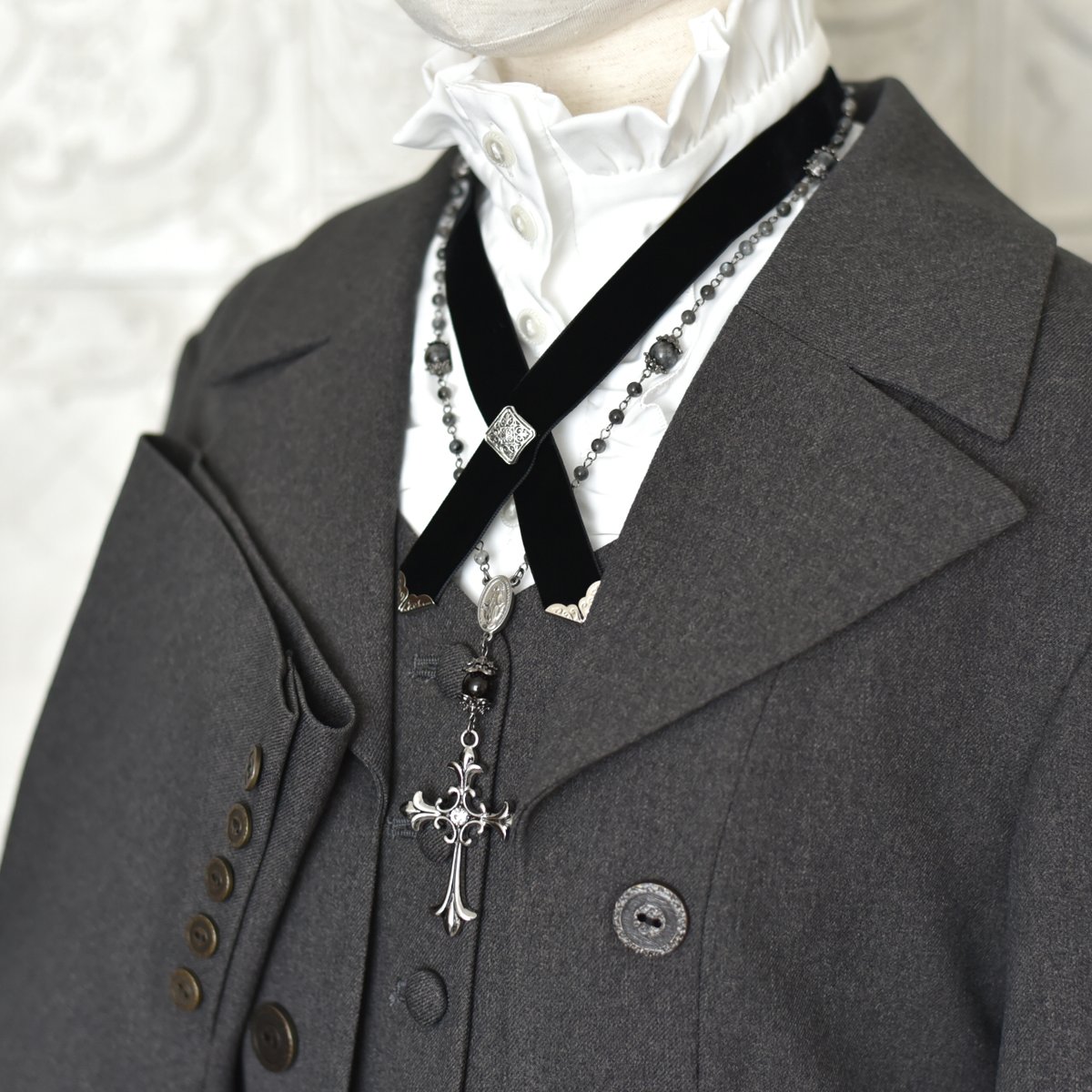 2/13⇒お題【#秘密の舞踏会へのご招待　#365DIYtheme】
※招待状が届きました、さぁ…何をつけていく？

封を切った瞬間から、夜の気配が忍び寄る🌃
主役になるか、そっと紛れるか…選ぶ装い一つで、今夜の立ち位置が決まるかも…？💓

🛒minne.com/@raga-muffin

#ハンドメイド好きさんと繋がりたい