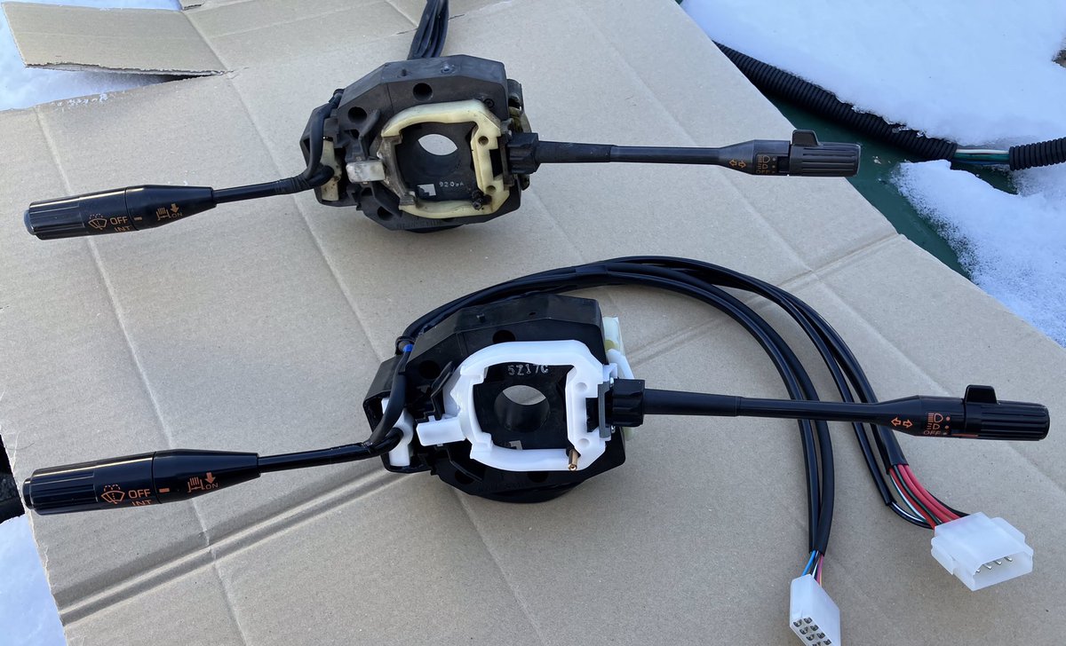 totsuka3_com's tweet photo. けん引教習車のウインカー修理です。
今まで中古の在庫品等と交換して、騙し騙し使って来ましたが、遂に「左側だけ」まったく点滅しなくなりました💦
リレーが原因であれば、左右両方症状が出るので、ウインカーレバーか配線が原因だと分かります。と言う事で注文・・

部品代¥120,450也（高っ！😵） https://t.co/o7tn4gQUDV
