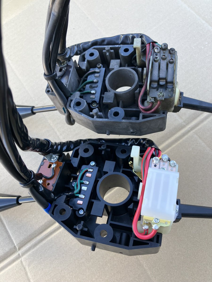 totsuka3_com's tweet photo. けん引教習車のウインカー修理です。
今まで中古の在庫品等と交換して、騙し騙し使って来ましたが、遂に「左側だけ」まったく点滅しなくなりました💦
リレーが原因であれば、左右両方症状が出るので、ウインカーレバーか配線が原因だと分かります。と言う事で注文・・

部品代¥120,450也（高っ！😵） https://t.co/o7tn4gQUDV