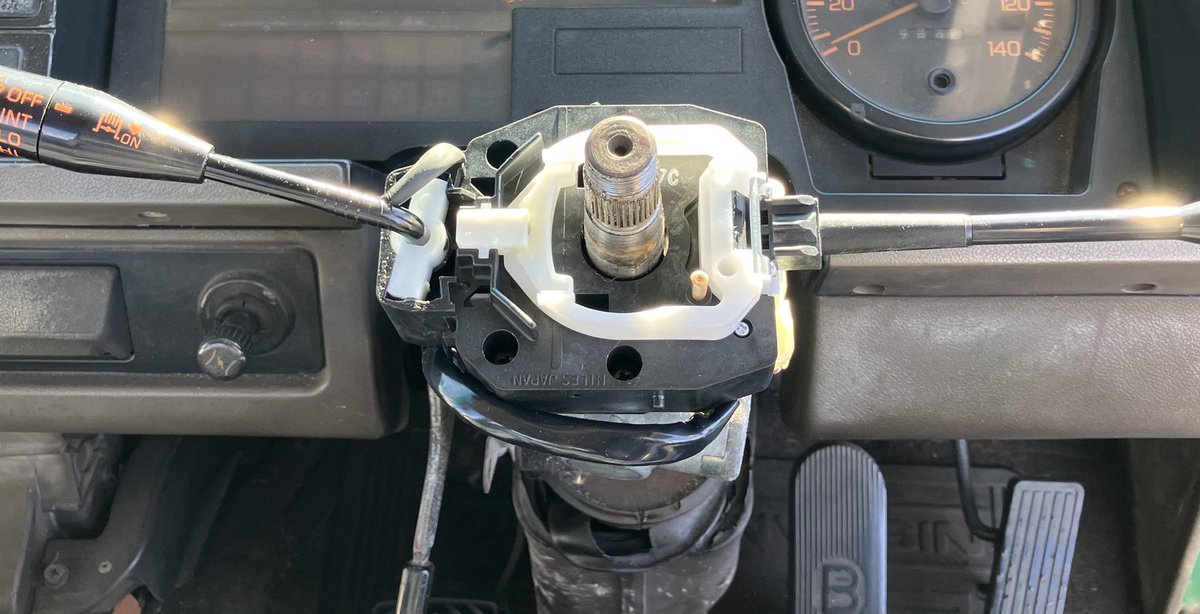 totsuka3_com's tweet photo. けん引教習車のウインカー修理です。
今まで中古の在庫品等と交換して、騙し騙し使って来ましたが、遂に「左側だけ」まったく点滅しなくなりました💦
リレーが原因であれば、左右両方症状が出るので、ウインカーレバーか配線が原因だと分かります。と言う事で注文・・

部品代¥120,450也（高っ！😵） https://t.co/o7tn4gQUDV